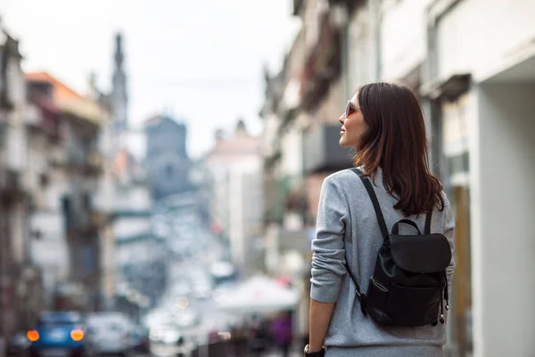 Zadní Pohled Cestující Ženy Těší Stvol Město Porto Portugalsko Cestování — Stock fotografie