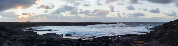 Malerisches Panorama Von Schwarzem Sandstrand Und Meer Lanzarote Bei Sonnenuntergang — Stockfoto