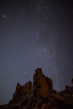 Gece gökyüzü parlak yıldız Dağı Roques de Garcia taş yukarıda. Samanyolu. Gece Teide Milli Parkı, Tenerife, Kanarya Adaları, İspanya. Alan arka plan