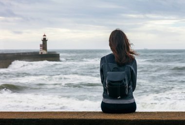 Deniz feneri ve okyanus gezi manzara yalnız kadın Porto. Seyahat concep