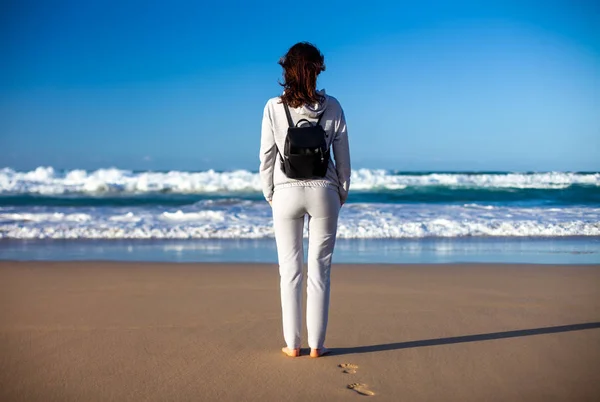 Pełna Długość Portret Młodej Kobiety Cieszyć Oceanu Plaży Wyspy Kanaryjskie — Zdjęcie stockowe
