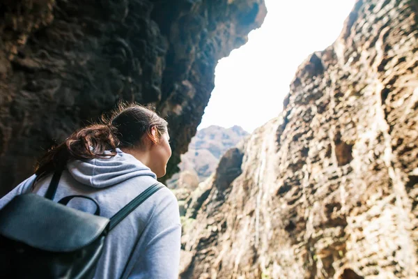 Reisenden Frauen Genießen Erstaunliche Masca Schlucht Landschaft Teneriffa Kanarische Inseln — Stockfoto