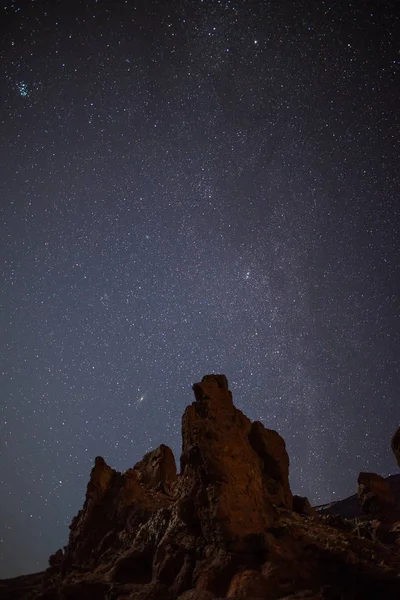 Gece gökyüzü parlak yıldız Dağı Roques de Garcia taş yukarıda. Samanyolu. Gece Teide Milli Parkı, Tenerife, Kanarya Adaları, İspanya. Alan arka plan