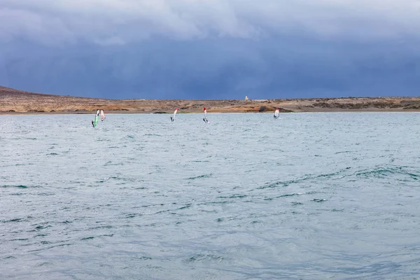 Gruppo Windsurfisti Cavalca Nell Oceano Atlantico Fuerteventura Isole Canarie Vacanza — Foto Stock