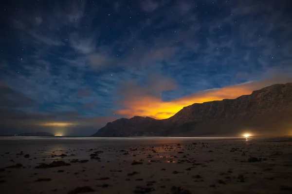 Hermoso Paisaje Playa Por Noche Océano Montaña Con Vía Láctea — Foto de Stock
