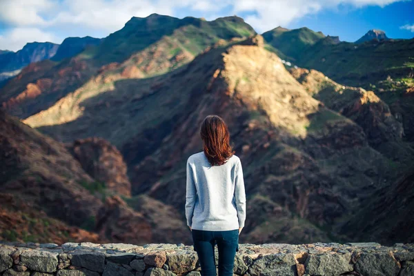 Genç Kadın Doğal Dağ Silsilesi Gran Canaria Ada Tadını Çıkarın — Stok fotoğraf