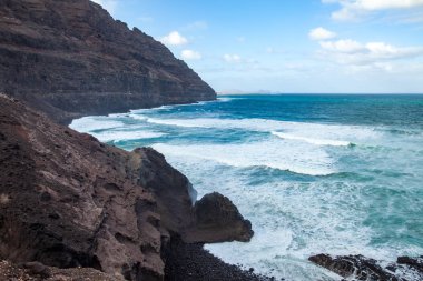 Lanzarote Adası, İspanya'nın güzel deniz manzarası arka plan. Playa De Orzola, seyahat hedef. 