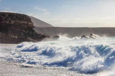 Okyanus fırtına dalgaları Lanzarote Adası ile. Doğa arka plan