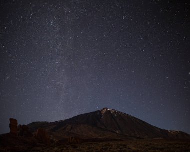 Gece gökyüzü parlak yıldız volkan El Teide yukarıda. Samanyolu. Gece Teide Milli Parkı, Tenerife, Kanarya Adaları, İspanya. Alan arka plan