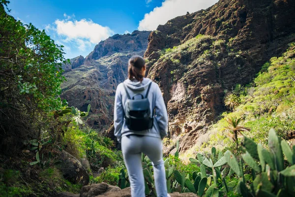 Reisenden Frau Genießen Erstaunliche Masca Schlucht Tal Landschaft Auf Teneriffa — Stockfoto