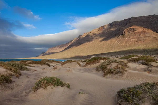 Wydmy Ocean Krajobraz Zachód Słońca Unikalny Wulkaniczne Wyspy Lanzarote Hiszpania — Zdjęcie stockowe