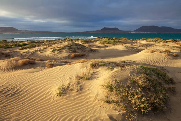 Wydmy Ocean Zachód Słońca Unikalny Wulkanicznego Wyspa Lanzarote Hiszpania Malowniczy — Zdjęcie stockowe