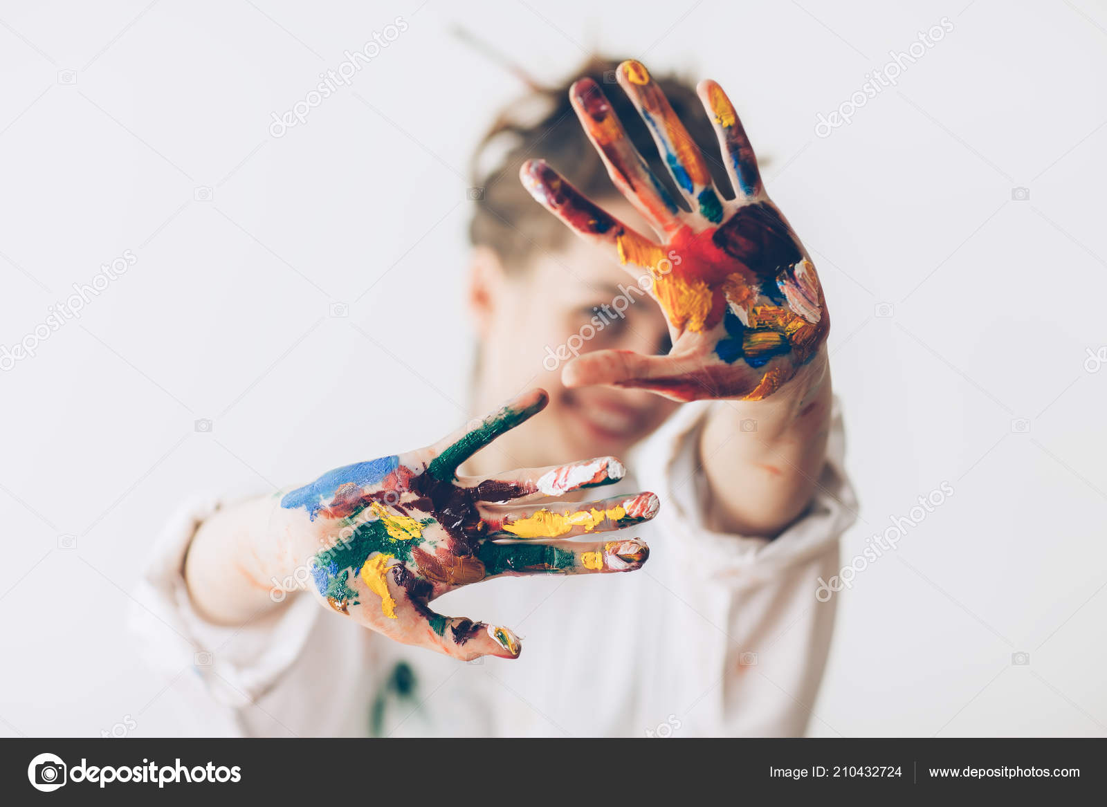 Szczęśliwa Kobieta Ukrywa Twarz Rękami Malowane Creative