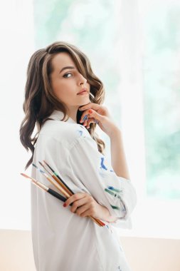 Kadın sanatçı studio poz fırçalar ile. Güzellik kavramı