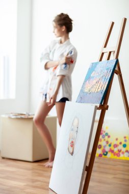 Lonelt kadın ressam Studio boya ile ayakta. Yaratıcı atölye