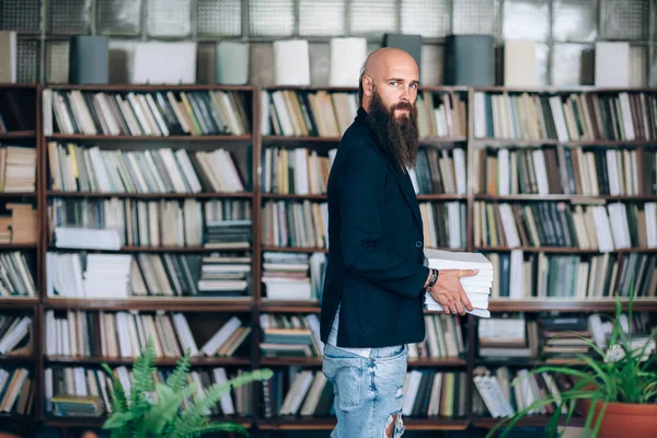 Retrato Homem Hipster Barbudo Com Livros Biblioteca Conceito Educação — Fotografia de Stock