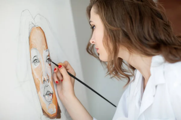 Primer Plano Del Retrato Mujer Artista Pintura Estudio — Foto de Stock