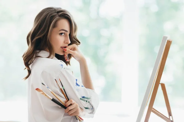 Woman Artist Brushes Posing Studio Beauty Concept — Stock Photo, Image