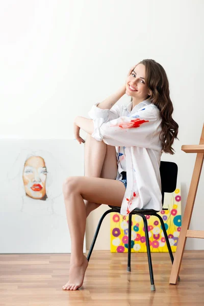 Felice Artista Femminile Posa Studio Arte Concetto Creativo — Foto Stock