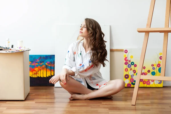 Mujer Bonita Pintor Sentado Suelo Delante Lona Dibujo Estudio Arte — Foto de Stock