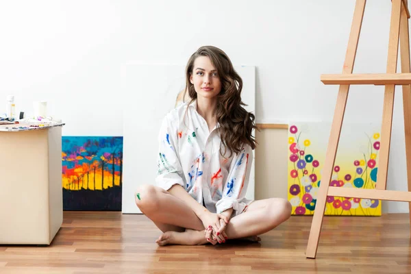 Mujer Bonita Pintor Sentado Suelo Delante Lona Dibujo Estudio Arte — Foto de Stock