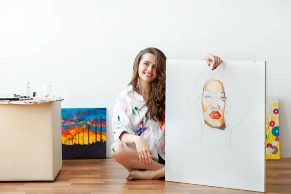 Joven Artista Sonriente Sentada Suelo Demostrando Obra Maestra Inacabada — Foto de Stock