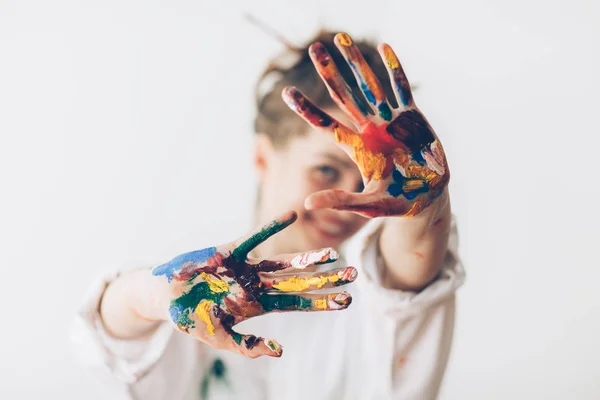 Femme Heureuse Cachant Visage Avec Les Mains Peintes Créatif Art — Photo