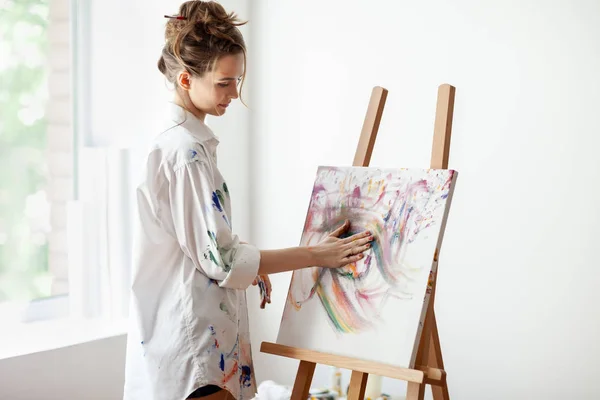 Mujer Artista Untando Pinturas Óleo Por Las Manos Sobre Lienzo — Foto de Stock