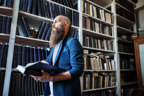 Retrato Homem Barbudo Elegante Com Livro Biblioteca — Fotografia de Stock