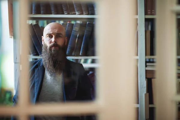 Homem Elegante Barbudo Através Janela Biblioteca Leitor Sério Olhando Para — Fotografia de Stock