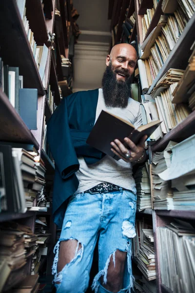 Glücklich Lächelnder Mann Liest Buch Bücherregal Hintergrund — Stockfoto