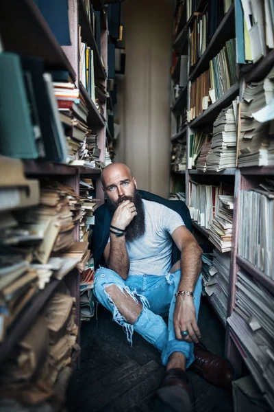 Homem Hipster Perturbado Sentado Chão Biblioteca Conceito Depressão — Fotografia de Stock