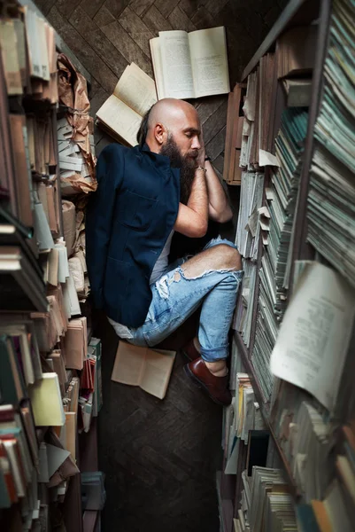 Студент Втомленого Чоловіка Спить Підлозі Під Час Підготовки Іспиту Бібліотеці — стокове фото
