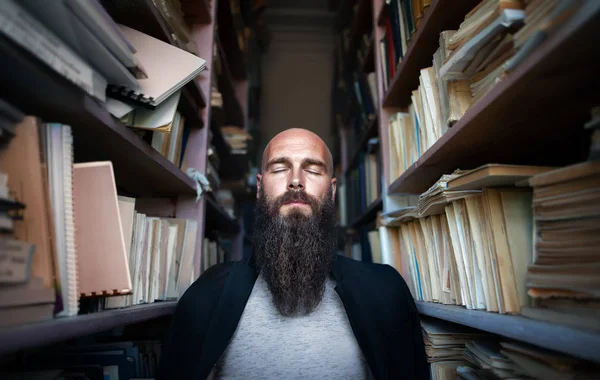 Портрет Бородатого Стильного Хипстера Закрытыми Глазами Библиотеке — стоковое фото