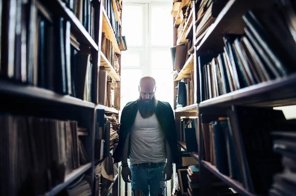 Mann Verneigt Sich Zwischen Bücherregalen Student Mit Bart Versucht Sich — Stockfoto