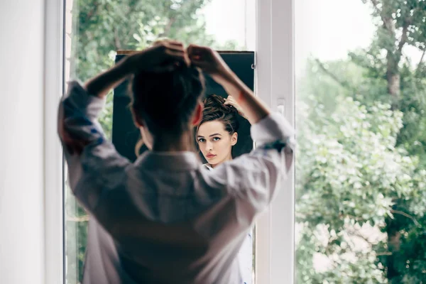 Giovane Donna Guardando Stessa Riflesso Specchio Controllo Acconciatura — Foto Stock