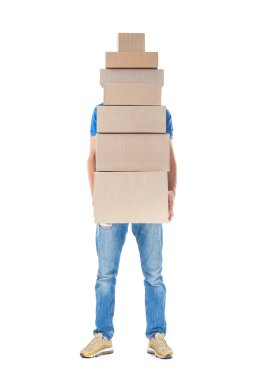 Beyaz arka plan üzerinde izole karton kutu büyük yığın arkasına saklanmış teslimatçı