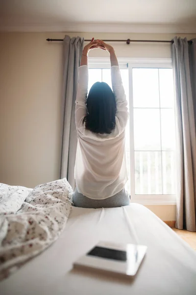 Libro Cama Mujer Estirándose Después Despertar Buenos Días — Foto de Stock