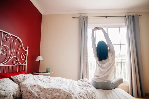 Mujer Bonita Estirándose Cama Después Despertar Vista Trasera — Foto de Stock