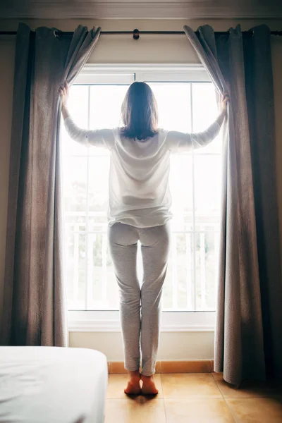Молода Жінка Прокидається Відкриває Штори Вранці Щоб Отримати Свіже Повітря — стокове фото