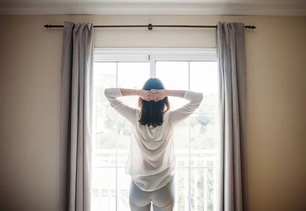 Retrato Completo Mujer Estirándose Cerca Ventana Después Despertar Buenos Días —  Fotos de Stock