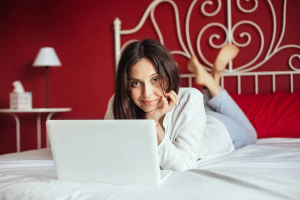 Счастливая Женщина Работает Над Ноутбуком Отдыхая Кровати Дома — стоковое фото