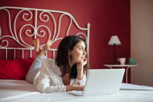 Женщина Работающая Ноутбуке Расслабляется Кровати Дома — стоковое фото