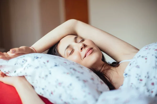 Mujer Joven Sonriendo Mientras Duerme Cama Casa Concepto Relajación — Foto de Stock