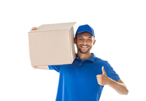 Sorrindo Jovem Mensageiro Segurando Caixa Encomendas Isolado Fundo Branco Conceito — Fotografia de Stock