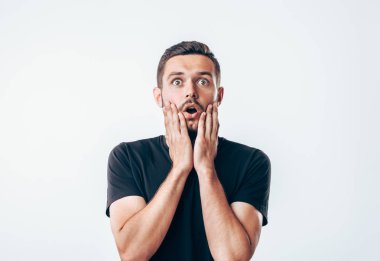 Genç şaşırmış adam portresi.