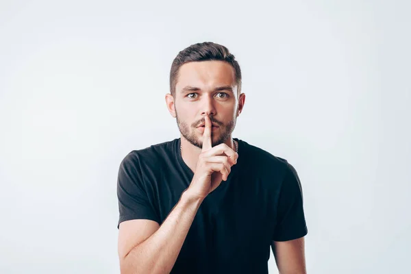 Joven Sosteniendo Dedo Índice Los Labios Pidiendo Silencio Concepto Secreto —  Fotos de Stock