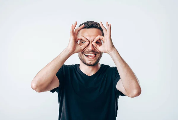 Jovem Homem Criativo Segurando Dedos Perto Dos Olhos Como Óculos — Fotografia de Stock