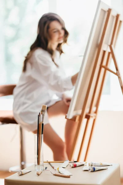 Schilderkunst Aan Kunstacademie Mooie Jongedame Schilderen Studio Richten Artistieke Apparatuur — Stockfoto