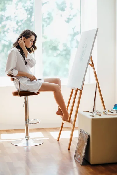 Mulher Pintor Sentado Cadeira Frente Cavalete Oficina Aula Arte — Fotografia de Stock